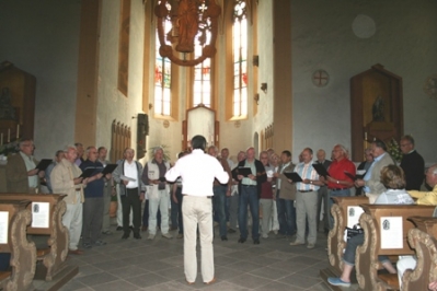 Ausflug mit Enkirch - In der Wallfahrtskirche Maria im Weingarten gedenken die Männer der Verstorbenen