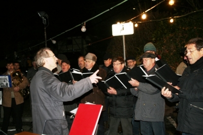 Singen unterm Weihnachtsbaum am 23. Dezember