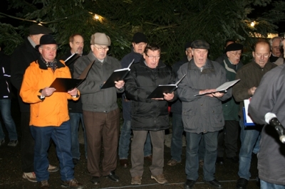 Singen unterm Weihnachtsbaum