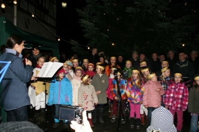 Singen unterm Weihnachtsbaum