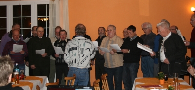 Der Männerchor eröffnet die Hauptversammlung