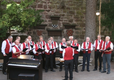 Der Männerchor beim Burgfestival in Zavelstein 16 07 2011